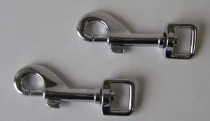 Karabiner mit quadratischer Öse 15/60